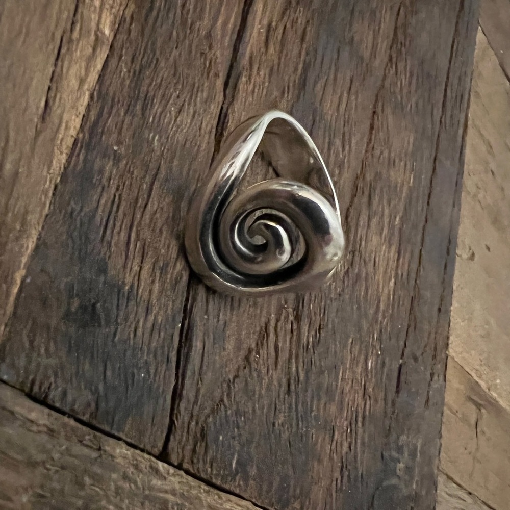 James Avery Omega Swirl Ring (Retired)